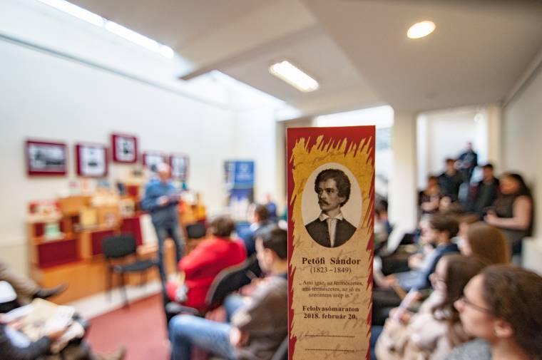 Több tízezren kapcsolódtak be a felolvasómaratonba, ahol Petőfi szövegeit „keltették életre”