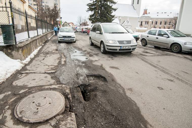 Egyre több a kátyú, a víz és a forgalom miatt pedig nem könnyű betömni azokat