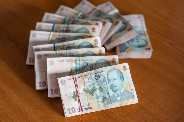 Közel 30 ezer lejt talált a padon, és ahelyett, hogy megtartotta volna, bevitte a rendőrségre