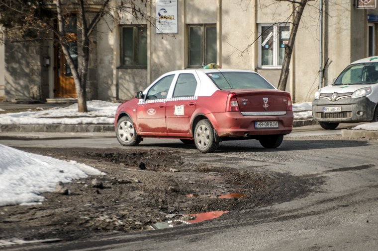 Balesetveszélyes, mély sánc alakult ki az egyik csíkszeredai körforgalomnál