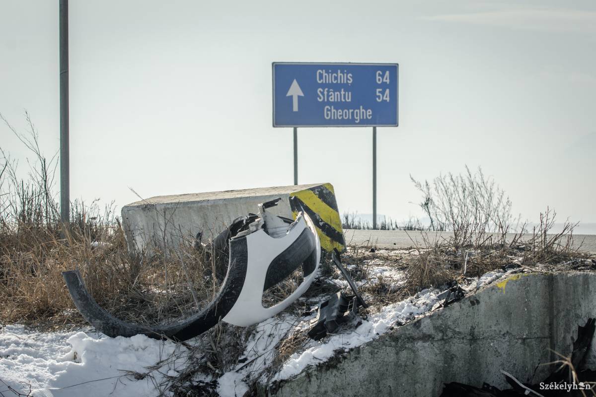 Kedden már csak egy leszakadt lökhárító maradt a baleset helyszínén •  Fotó: Pinti Attila