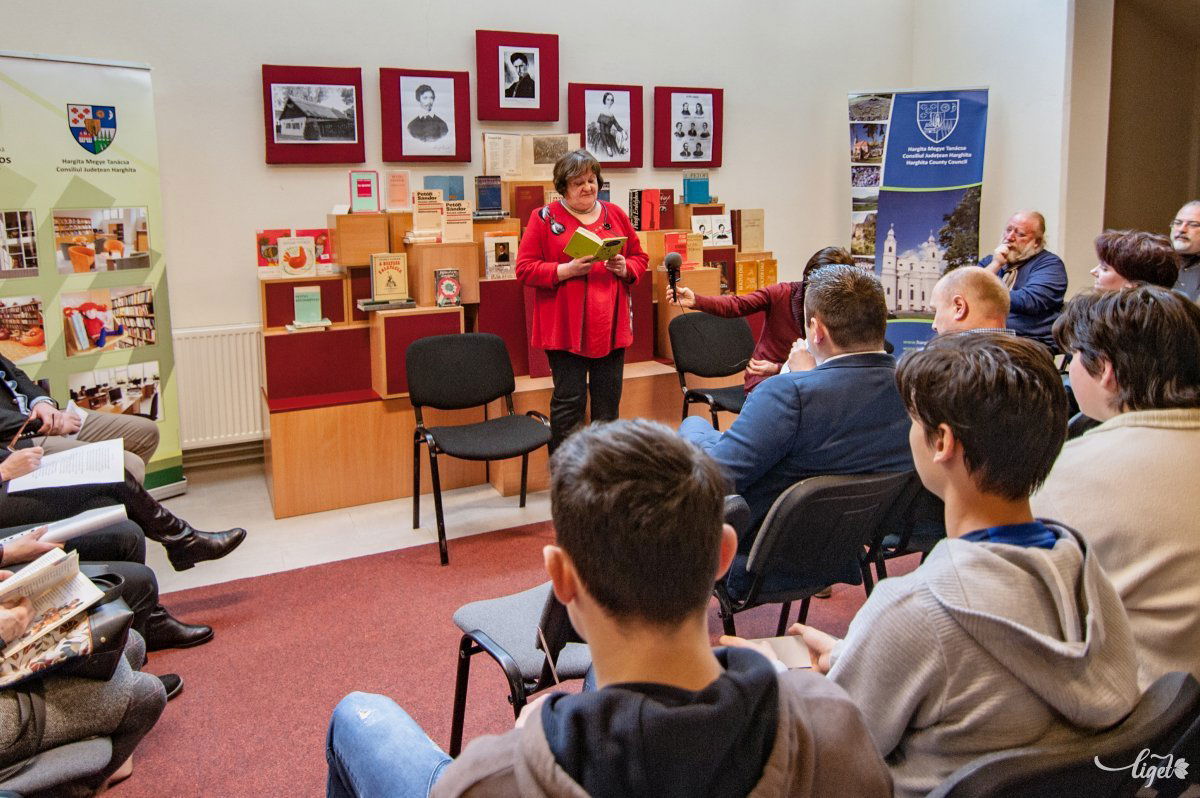 Felolvasómaraton a könyvtárban. Van helye a rendezvényeknek is, csak a hangsúly kérdéses •  Fotó: Gecse Noémi