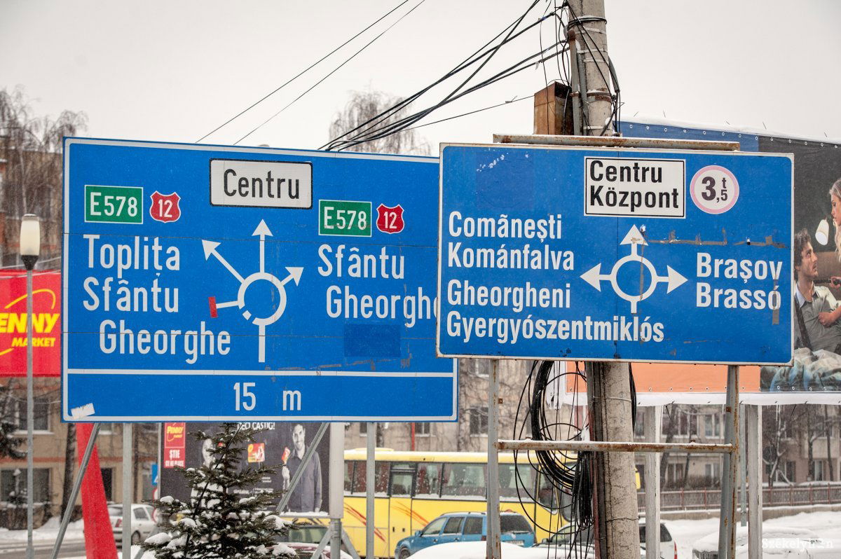 Egymásnak ellentmondó forgalmi táblák a felüljáró hídon. Csak a megfelelő marad •  Fotó: Gecse Noémi
