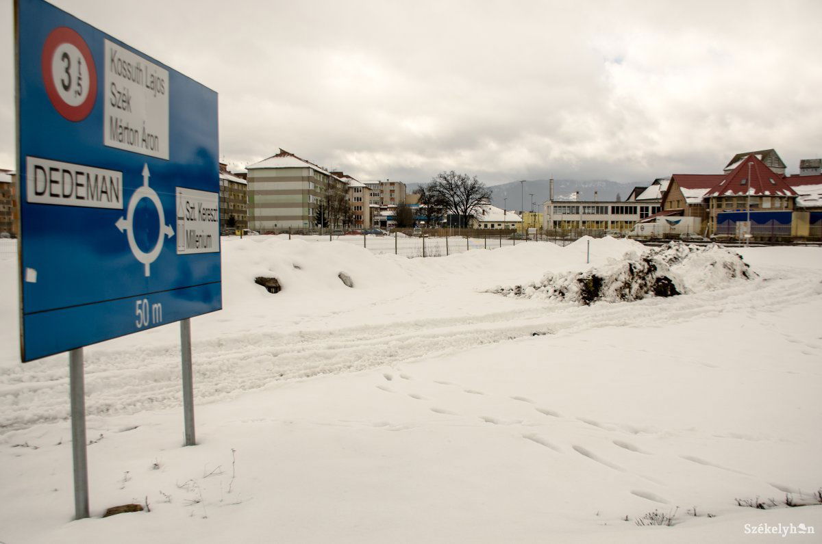 A Nagyrét utcai területre hordták a havat a város szűk utcáiból. Csak indokolt esetben •  Fotó: Gecse Noémi