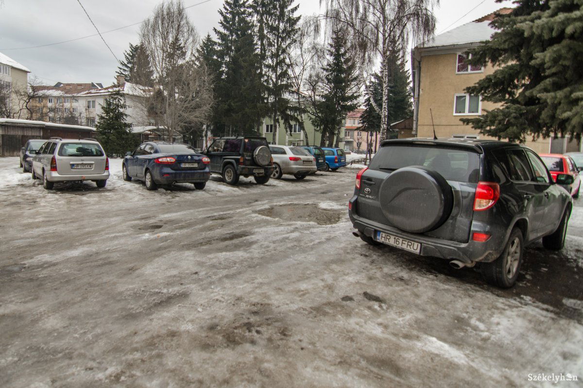 Elhanyagolt környezet a csíkszeredai Mihail Sadoveanu utcában •  Fotó: Pinti Attila