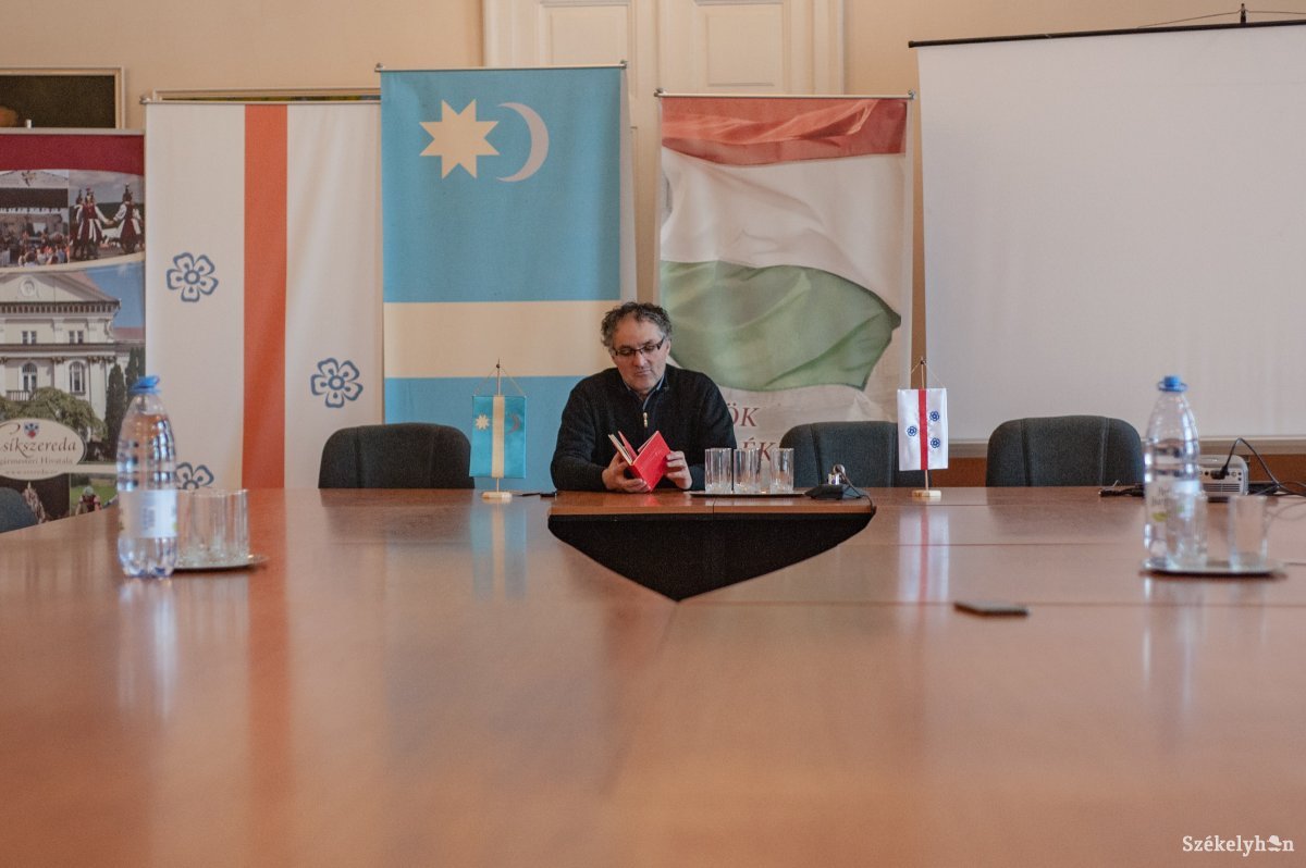 Ráduly Róbert Kálmán polgármester és a „törvénysértő” bannerek. Archív •  Fotó: Gecse Noémi