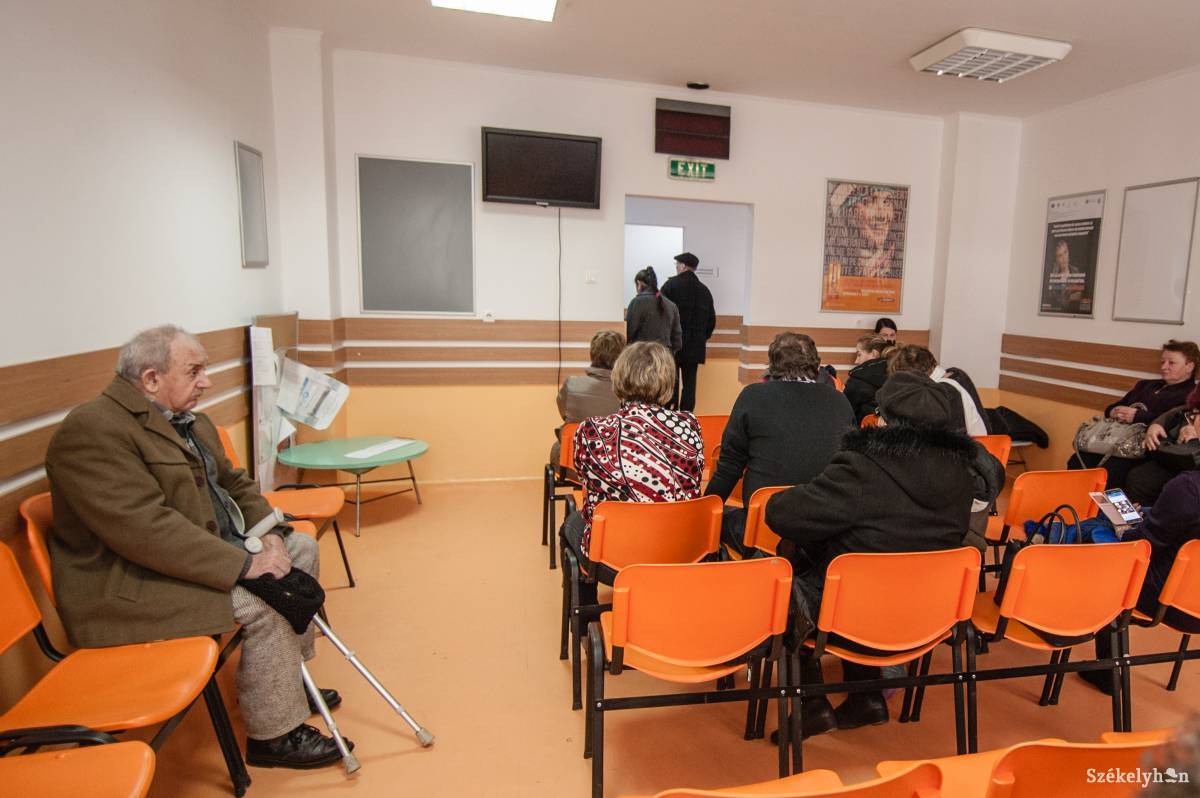 A megyei kórházban lévő járóbeteg-rendelőintézet várakozójában. Ingyenes szakorvosi kivizsgálásra várva •  Fotó: Gecse Noémi
