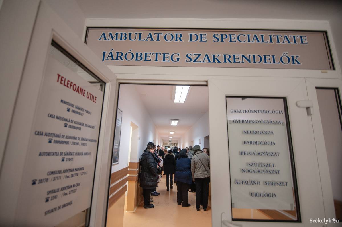 Várakozók a rendelők ajtói előtt. Változást sürgetnek •  Fotó: Gecse Noémi