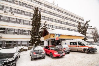 Korlátozzák a beteglátogatást Csíkszeredában, de egyes osztályok engedéllyel mégis látogathatók