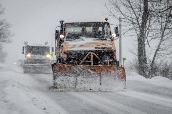 Ezer tonna csúszásgátló anyagot szórtak ki az útkarbantartók