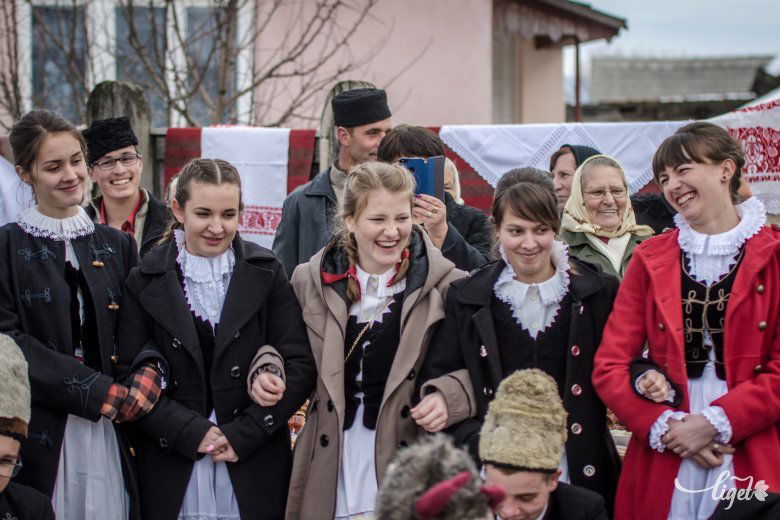 Farsangtemetés Csíkszentsimonban. Élő hagyományok •  Fotó: Pinti Attila
