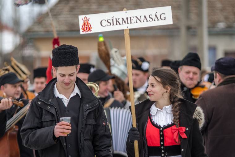A csíkszentsimoni farsangbúcsúztató arcai