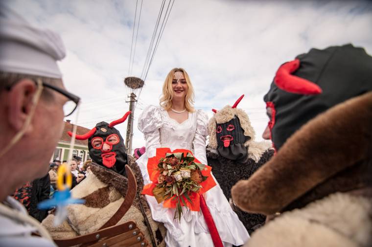 Fergeteges hangulatban, nagykövetekkel búcsúztatták a telet a Hargita megyeiek