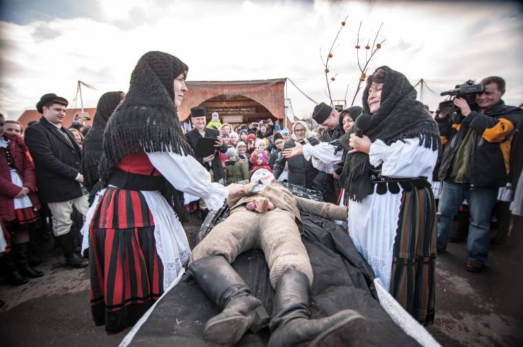 Csíkszentsimonban búcsúztatta a farsangot a bukaresti brit, amerikai, belga és magyar nagykövet