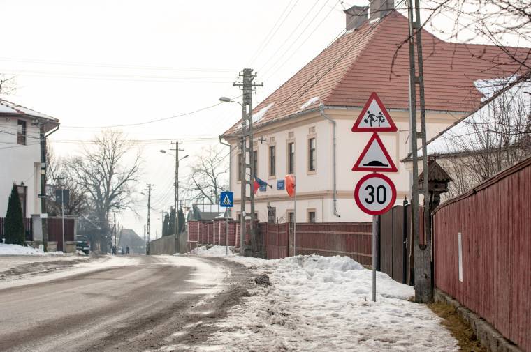 Nem bizonyultak tartósnak a fekvőrendőrök, de visszakerülnek a megyei utakra