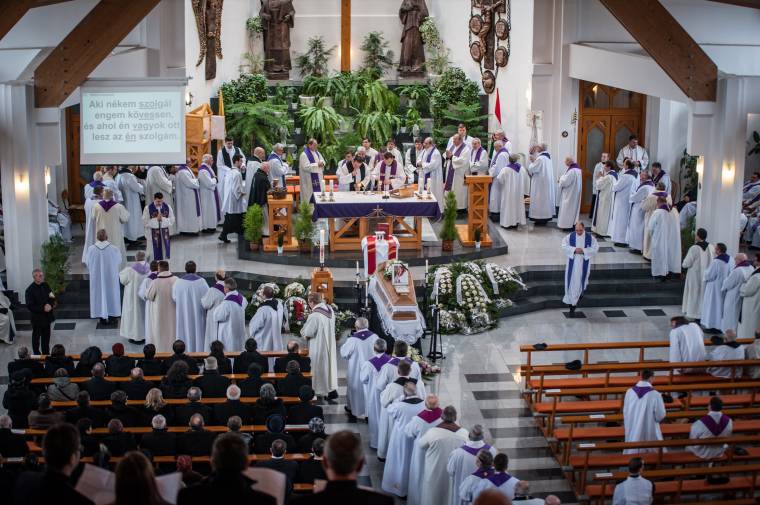 Utolsó útjára kísérték a Szent Ágoston-templom első plébánosát, Pénzes Józsefet