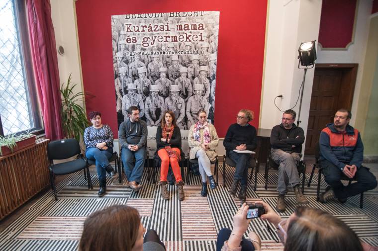 Kurázsi mama és gyermekei a színházban