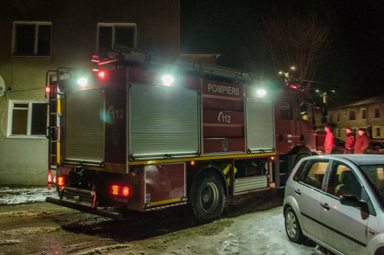 Elaludt az égő cigarettával a kezében, kigyulladt a lakás