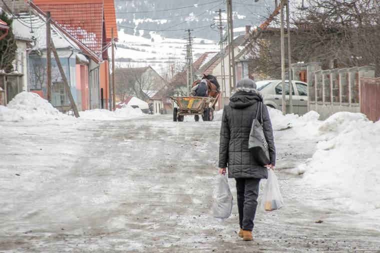Sáros utak helyett aszfalt Tusnád községben
