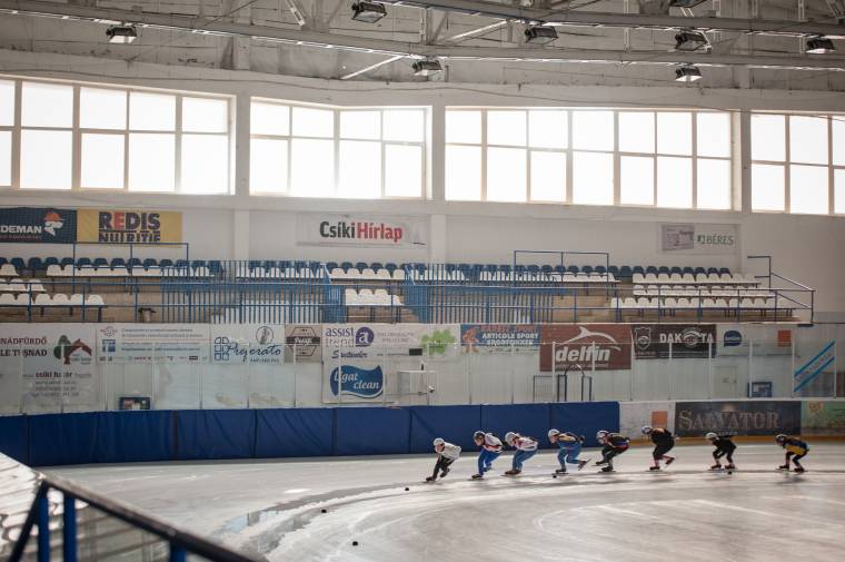 Újabb ülőhelyek a Vákár Lajos műjégpályán