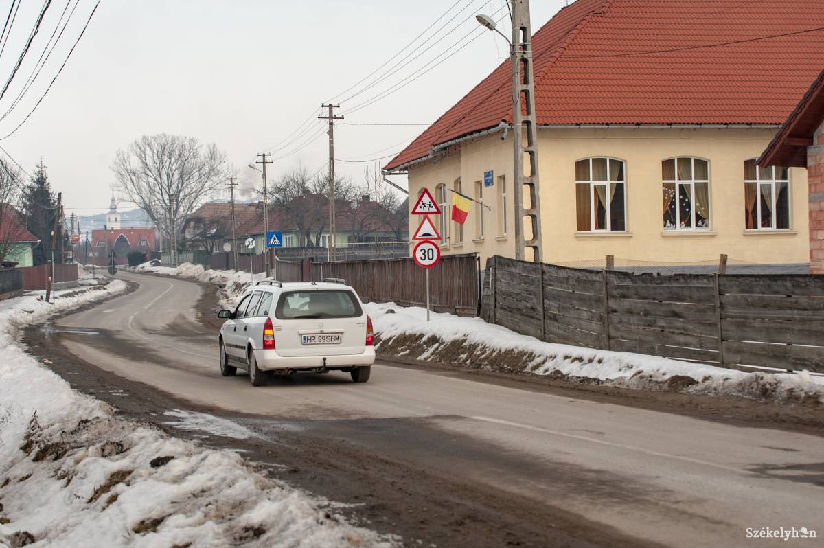Hargita megye több megyei útjáról távolították el a fekvőrendőröket •  Fotó: Gecse Noémi