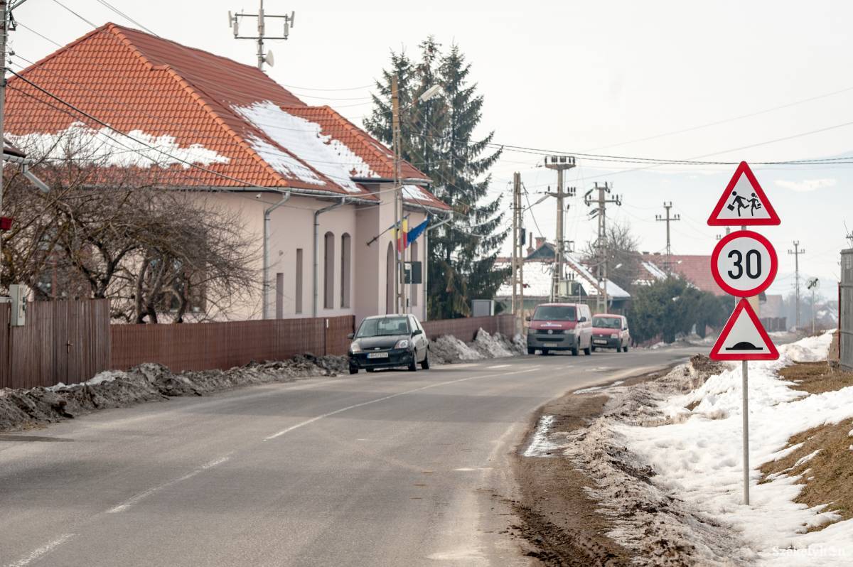 A figyelmeztető táblák maradtak, a fekvőrendőrök nem. Tavasszal visszahelyezik •  Fotó: Gecse Noémi