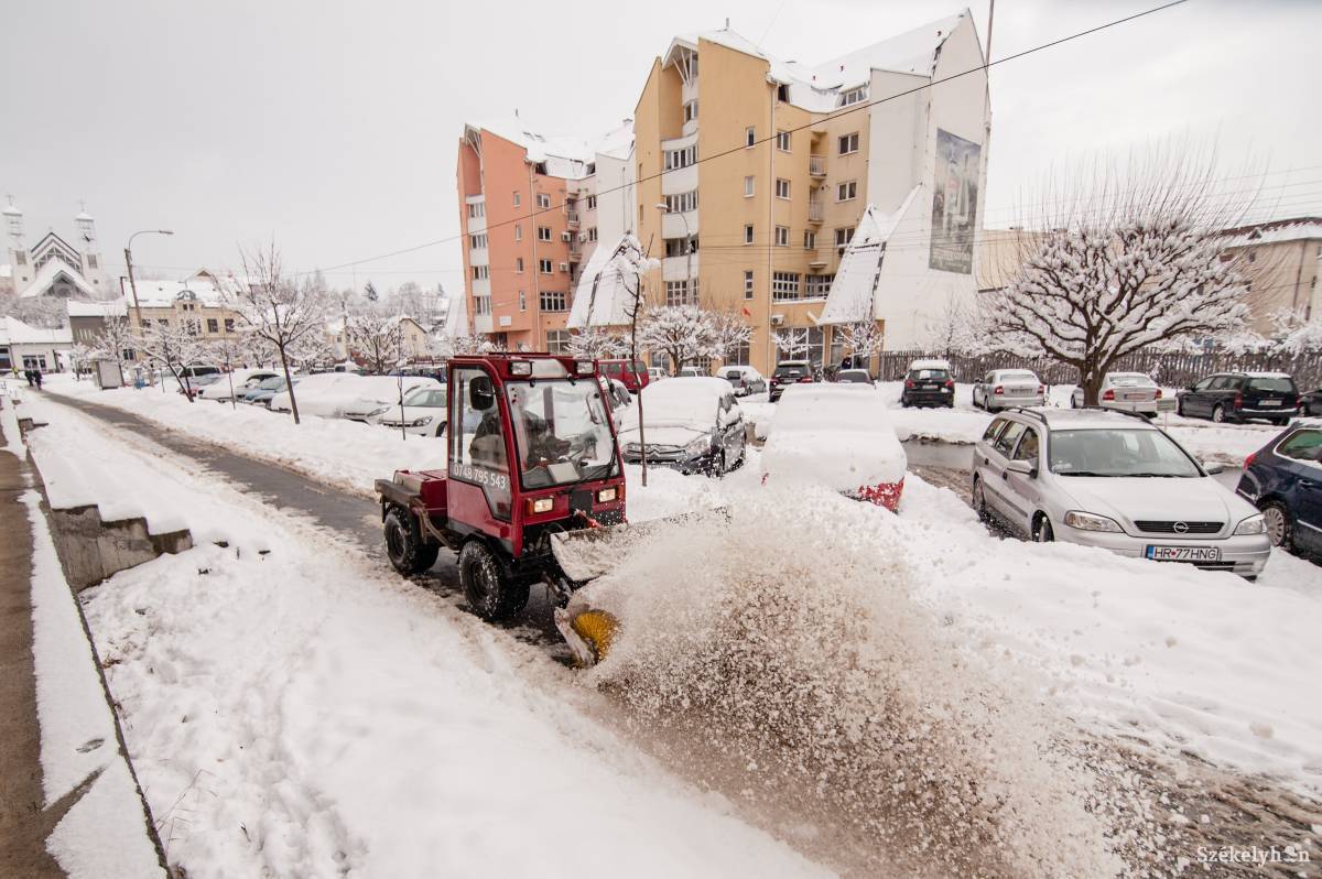 Hóeltakarítás a járdákról. Hasznos és fontos jármű Csíkszereda gyalogos övezetein •  Fotó: Gecse Noémi