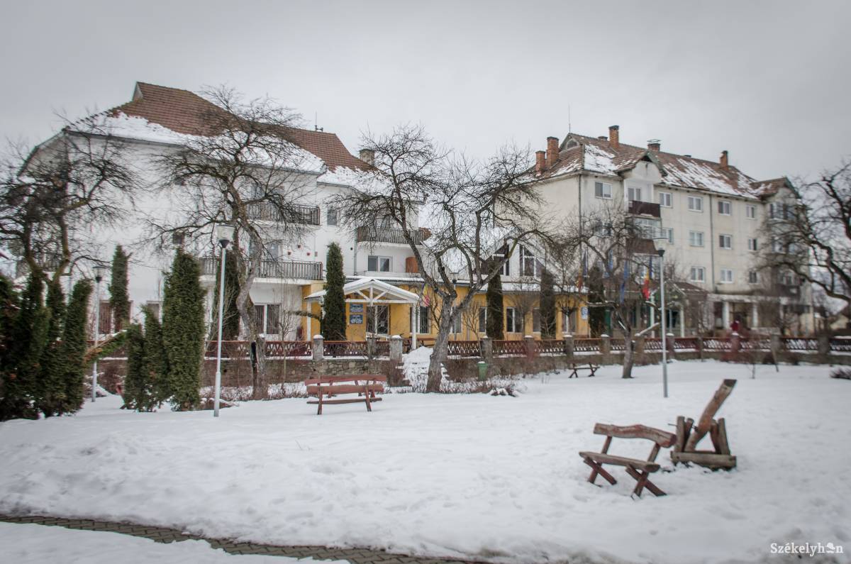 Kászonaltíz központja a polgármesteri hivatallal. Megbúvó feszültségek a Kászoni-medencében •  Fotó: Pinti Attila