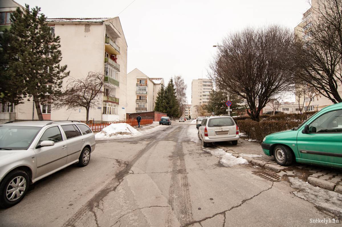 Az utcában három részen összesen több mint 30 bádoggarázs épült, ezeket a rendezés megkezdése előtt le kell majd bontani • Fotó: Gecse Noémi