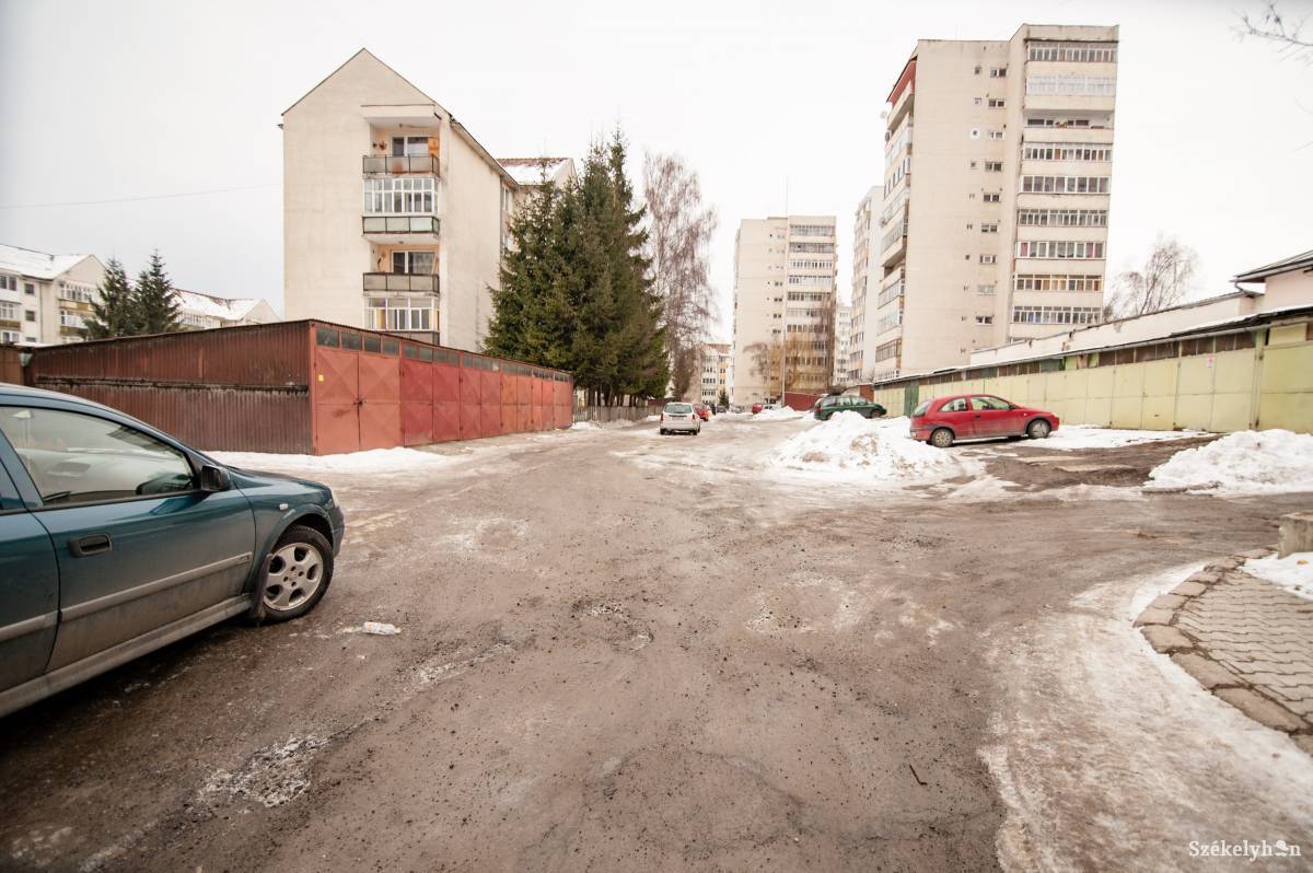 Kátyúk, pléhgarázsok a Pacsirta sétányon. Megváltozik a helyzet •  Fotó: Gecse Noémi