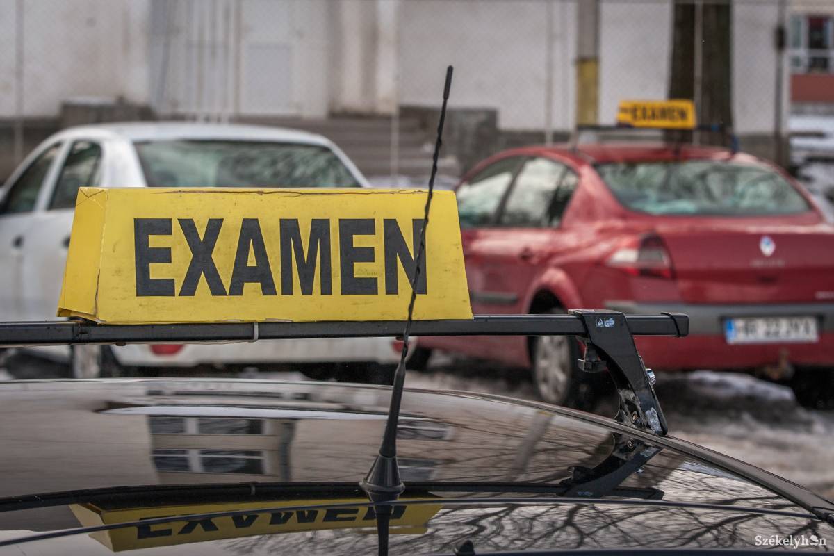 Ha nem sikerül az elméleti vizsgájuk, megtörténhet, hogy eltelik fél év vagy akár kilenc hónap is, amíg újra terepen vezethetnek a tanulók •  Fotó: Pinti Attila