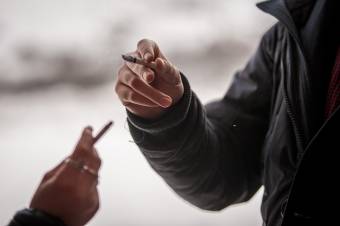 Lézerterápia a nikotinfüggősség ellen? Jászvásáron kísérleteznek az új kezelési módszerrel