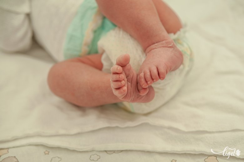 Körülbelül napi 5 pelenkát kell számítani egy gyerekre három éven át: minden egyes gyerek után egy tonna pelenka marad •  Fotó: Gecse Noémi