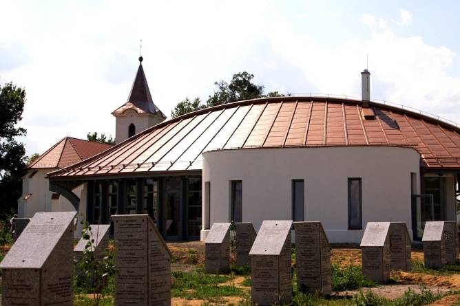 Csíkszeredai üzenet is szerepel a Megmaradás Temploma köré állított emlékoszlopokon