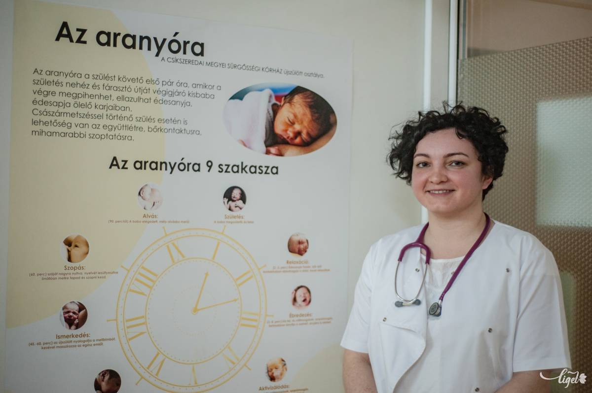A bejáratnál elhelyezett plakáton ismertetik az aranyóra tudnivalóit – mutatja Füstös Annamária •  Fotó: Gecse Noémi