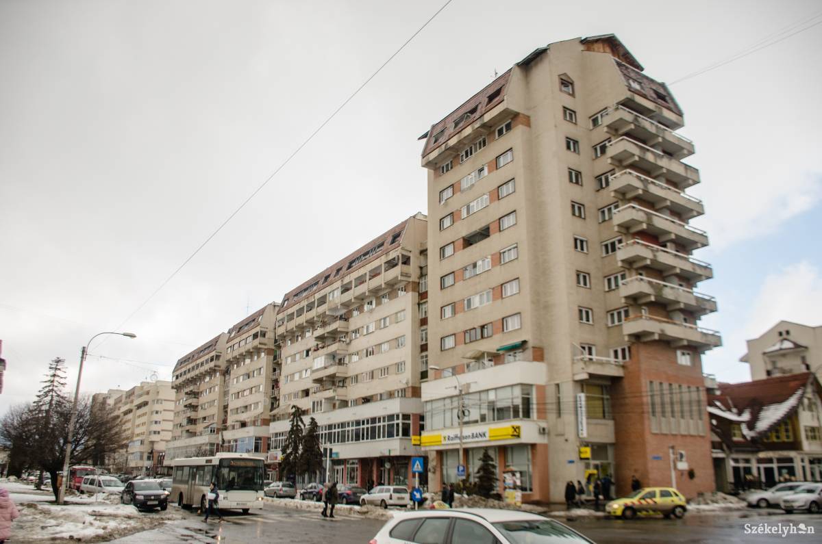 A csíkszeredai Kossuth Lajos utcai 20-22-24-26-os számokat összesítő tömbházsor. Támogatásért folyamodtak •  Fotó: Gecse Noémi