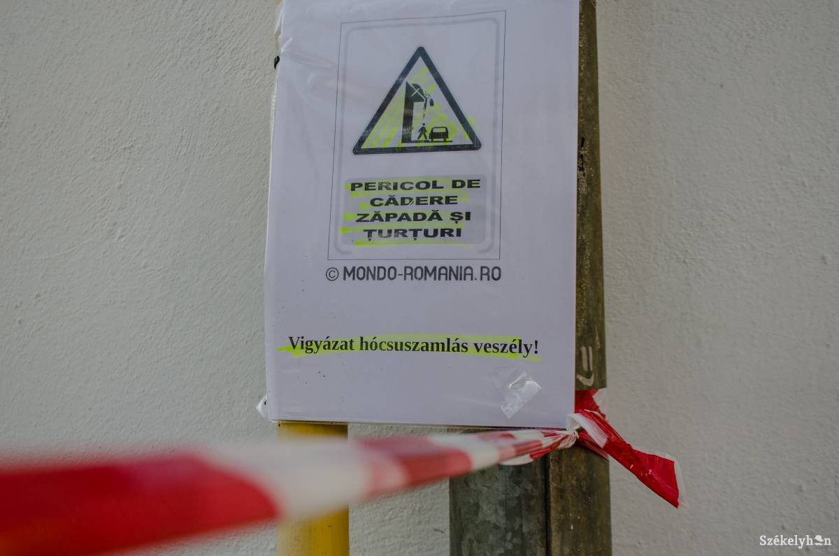 Figyelmeztető felirat az egyik csíkszeredai tömbháznál •  Fotó: Gecse Noémi