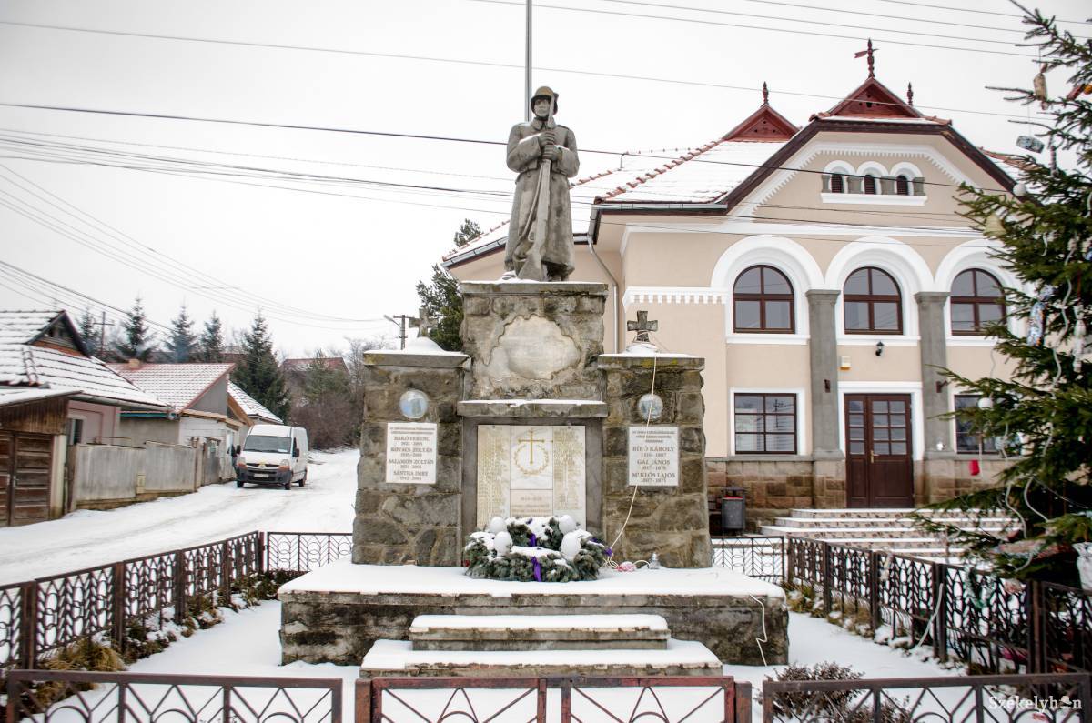 Csíkpálfalva központjában. A községben két év alatt jelentős beruházásokra készülnek •  Fotó: Gecse Noémi