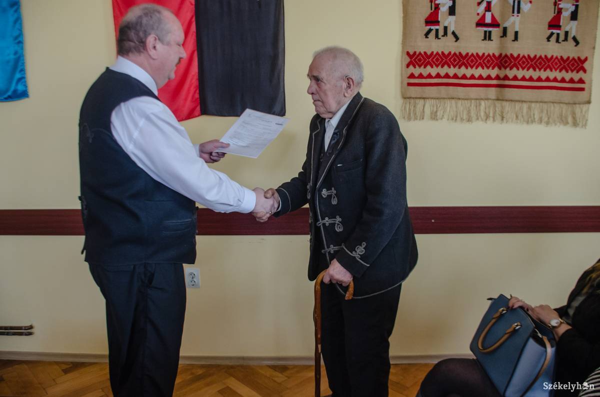 A 92 éves Benedek Ferenc vette át az elsőt a 6725 új telekkönyvből &bullet;  Fotó: Gecse Noémi