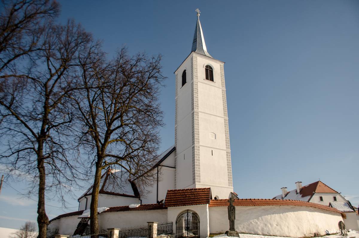 A csíkszentkirályi Szent István-templom. Itt csendülnek fel szombaton a kórusművek •  Fotó: Gecse Noémi