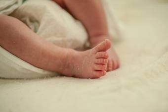 A továbbiakban is jár a 2000 lejes támogatás a hátrányos helyzetű kismamáknak