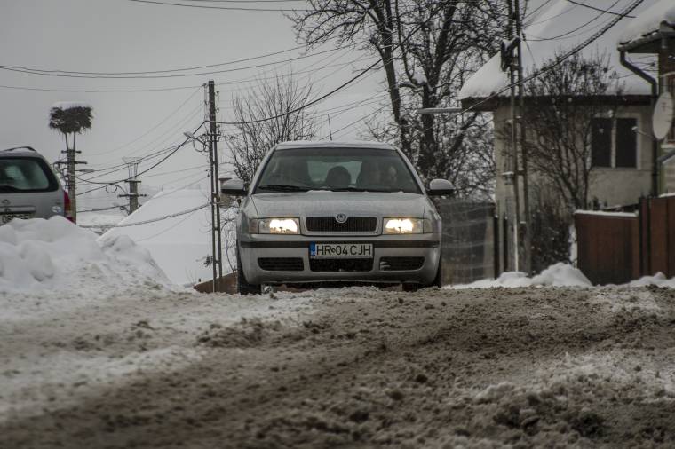 Télies körülmények között ugyan, de járhatóak az utak a csíki községekben