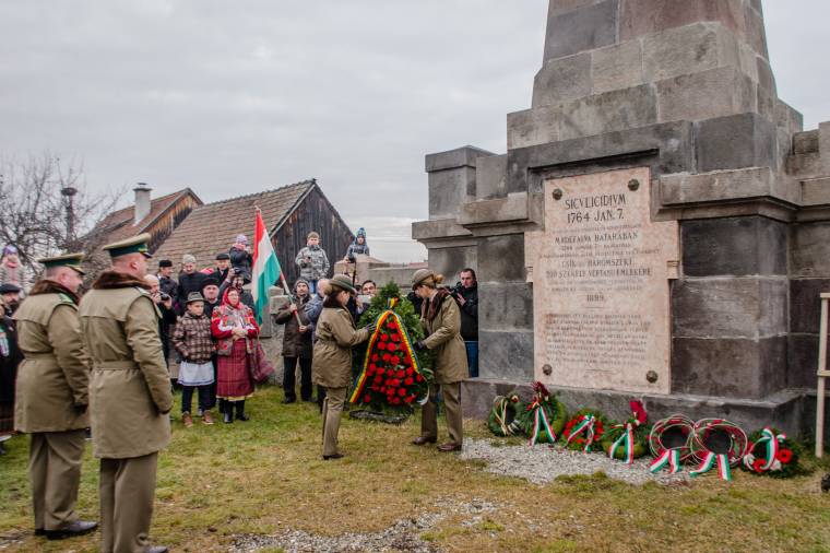 Az ősökre emlékeznek, de a következő nemzedék jövőjébe fektetnek