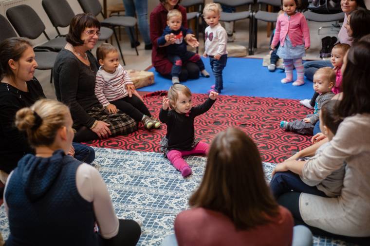 Ölbeli játékok − az anyaméhen belüli állapotot idézik