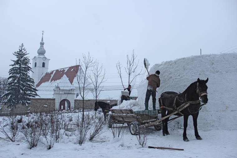 A tervezettnél ugyan több időbe telik az óriáshóember megépítése, de a lelkesedés lankadatlan