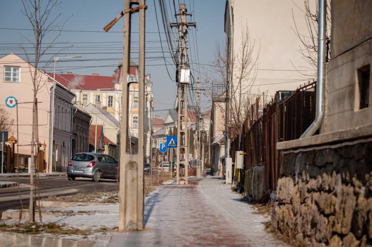 A felújítás több mint két éve befejeződött, az oszlopok maradtak