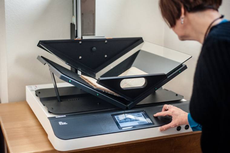 Átmentik a régi dokumentumokat: már több tízezer oldalt digitalizáltak