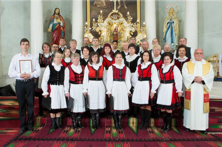 Fiatal kórusvezetővel énekel a Csíktaplocai Egyházi Kórus