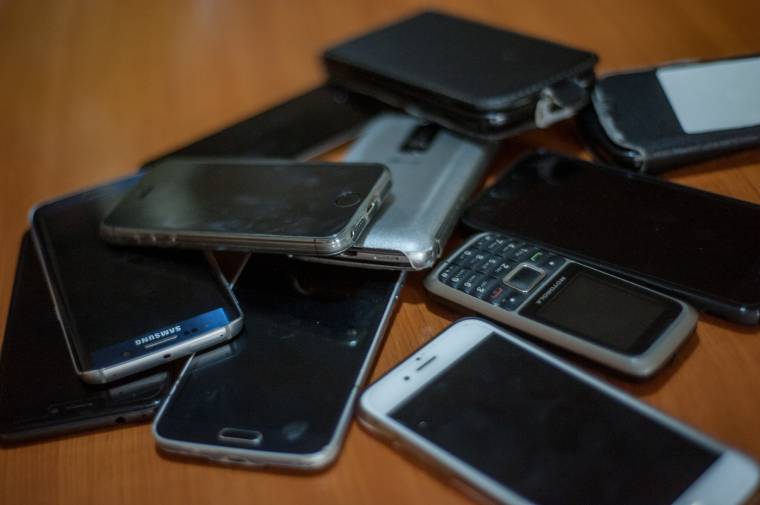 Három diák, akiknél rosszkor volt a mobil