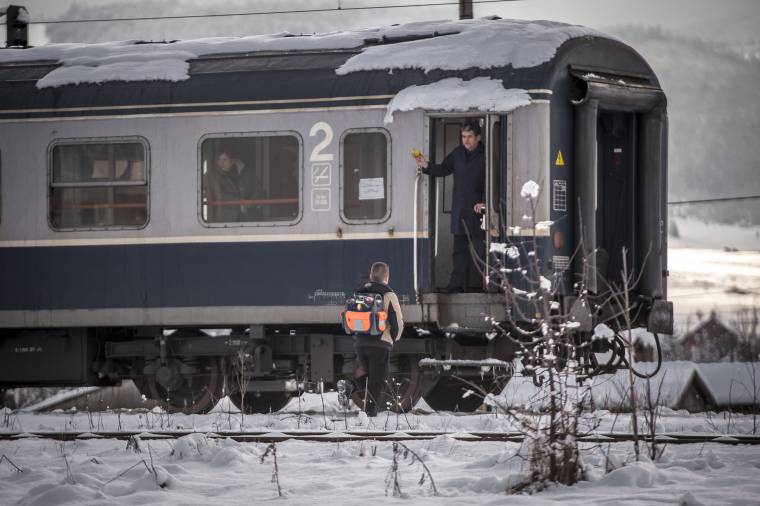 Személyszállító vonatok vesztegelnek a vasúti elektromos huzalokra dőlt fák miatt